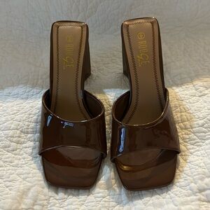 Rouge brown patent leather square toe block heel slides